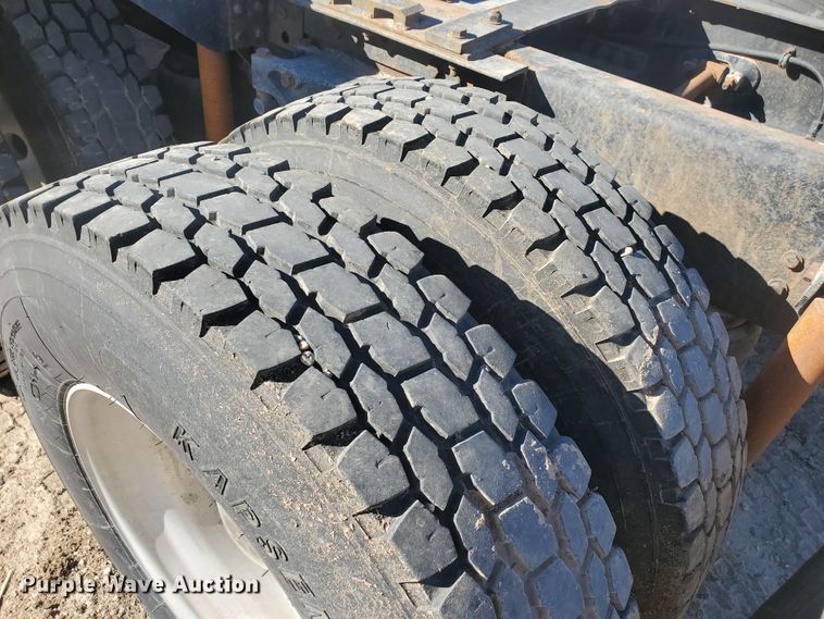 image for item GK9975 2002 Peterbilt 379  semi truck