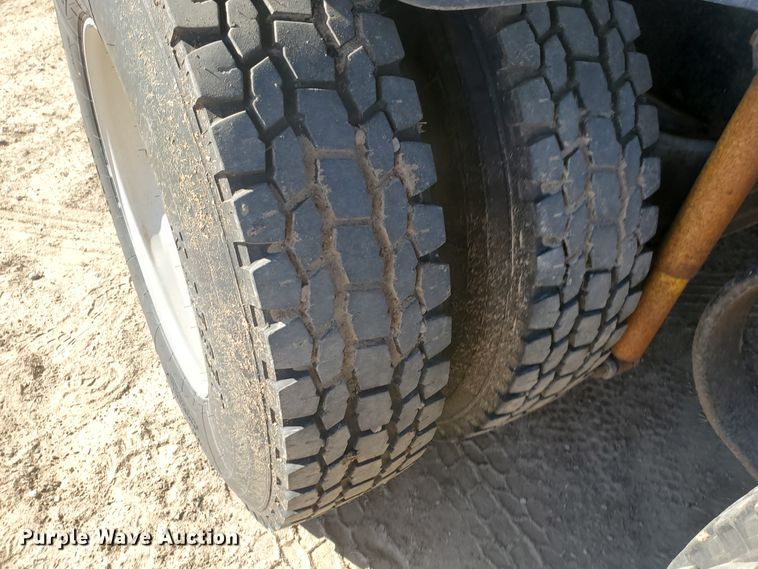 image for item GK9975 2002 Peterbilt 379  semi truck