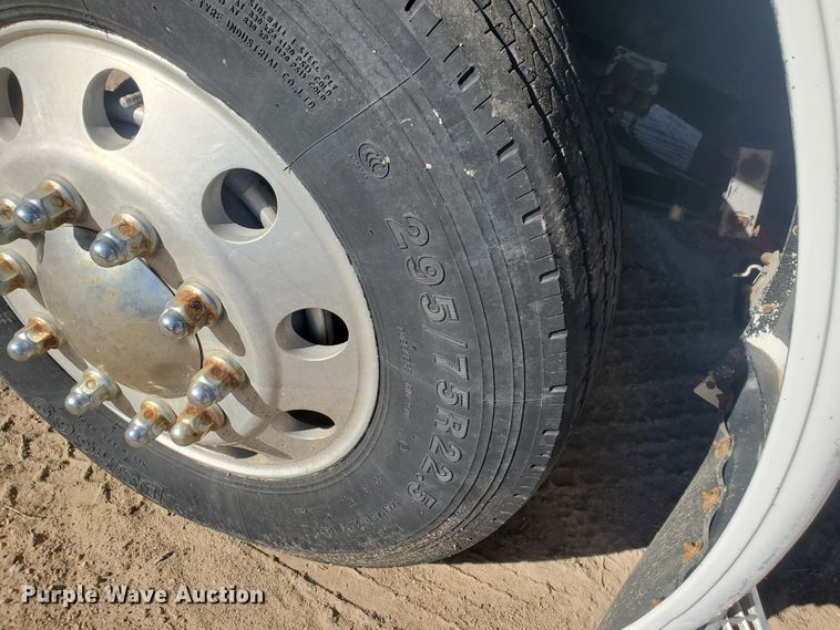 image for item GK9975 2002 Peterbilt 379  semi truck