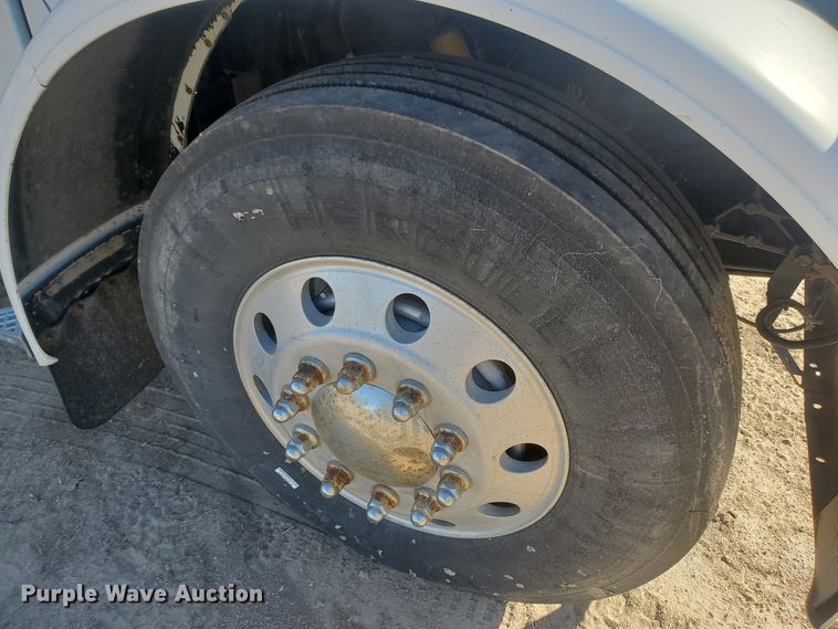 image for item GK9975 2002 Peterbilt 379  semi truck