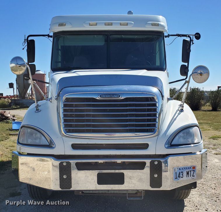 image for item GK9990 2005 Freightliner Columbia 120  semi truck