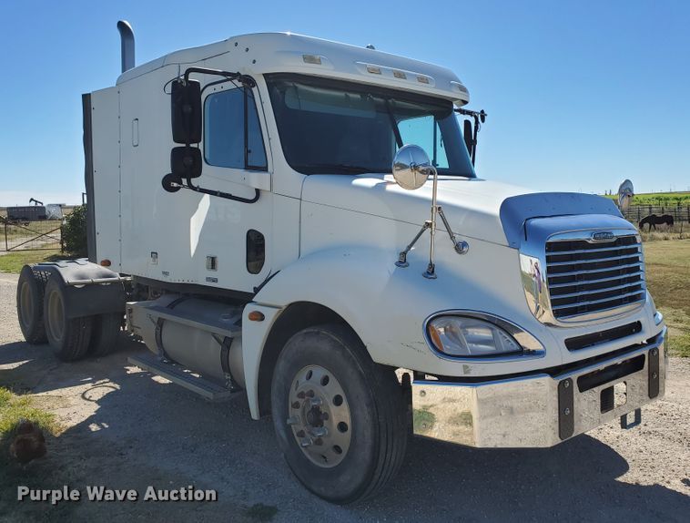 image for item GK9990 2005 Freightliner Columbia 120  semi truck