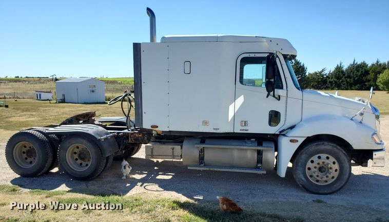 image for item GK9990 2005 Freightliner Columbia 120  semi truck