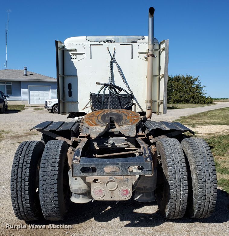 image for item GK9990 2005 Freightliner Columbia 120  semi truck