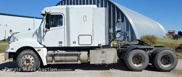 image for item GK9990 2005 Freightliner Columbia 120  semi truck