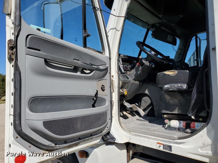 image for item GK9990 2005 Freightliner Columbia 120  semi truck