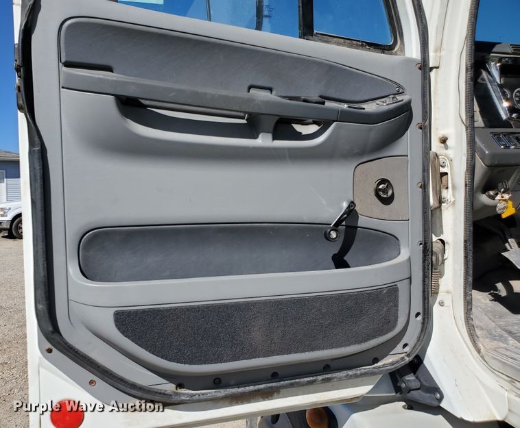 image for item GK9990 2005 Freightliner Columbia 120  semi truck