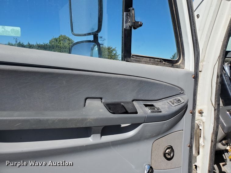 image for item GK9990 2005 Freightliner Columbia 120  semi truck