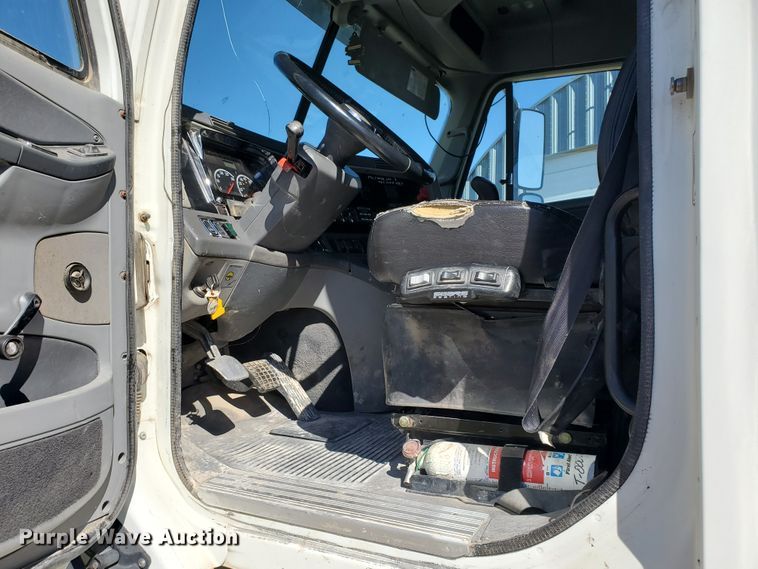 image for item GK9990 2005 Freightliner Columbia 120  semi truck