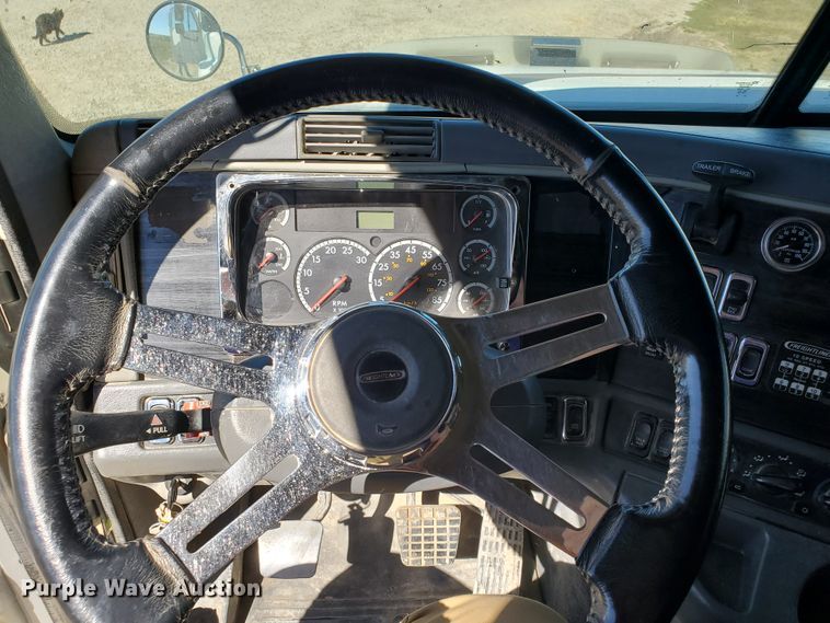 image for item GK9990 2005 Freightliner Columbia 120  semi truck