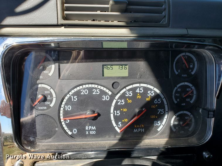 image for item GK9990 2005 Freightliner Columbia 120  semi truck