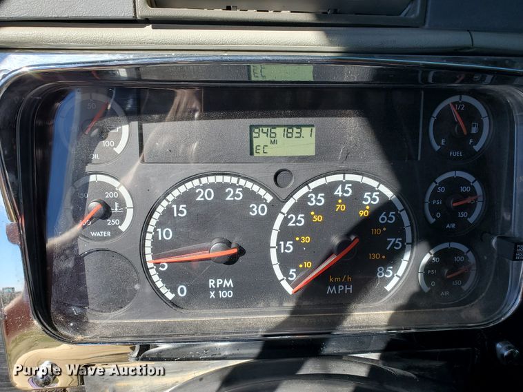 image for item GK9990 2005 Freightliner Columbia 120  semi truck