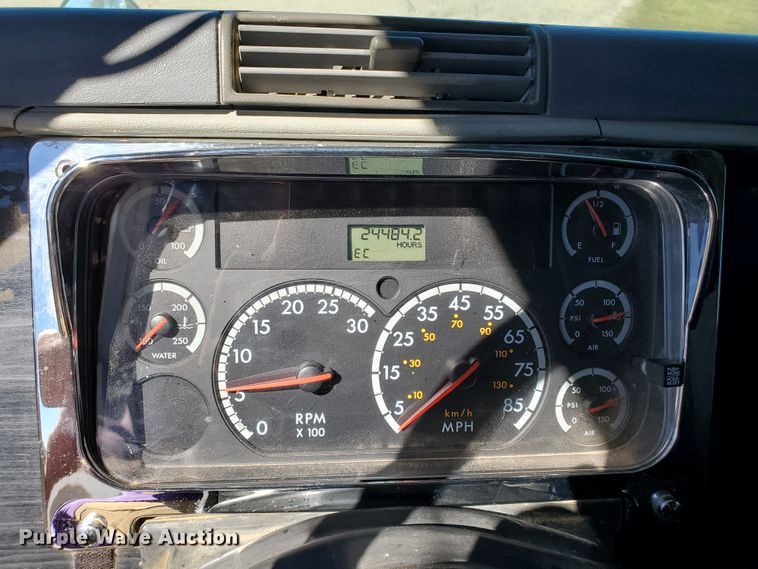 image for item GK9990 2005 Freightliner Columbia 120  semi truck