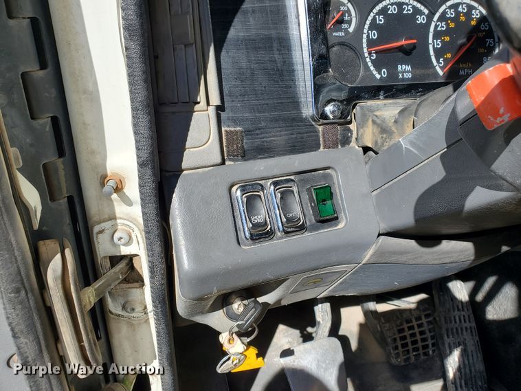 image for item GK9990 2005 Freightliner Columbia 120  semi truck