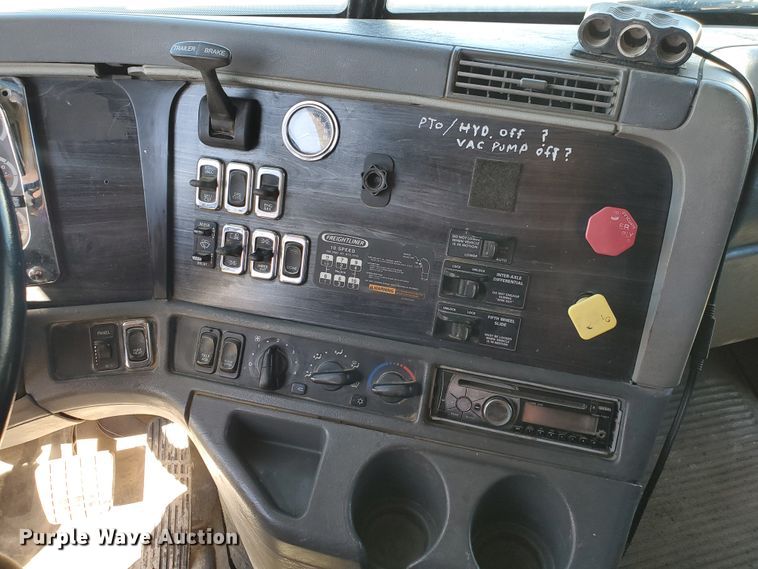 image for item GK9990 2005 Freightliner Columbia 120  semi truck