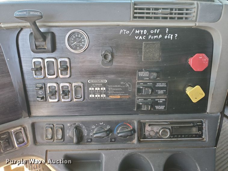 image for item GK9990 2005 Freightliner Columbia 120  semi truck