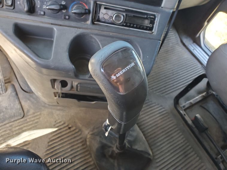 image for item GK9990 2005 Freightliner Columbia 120  semi truck