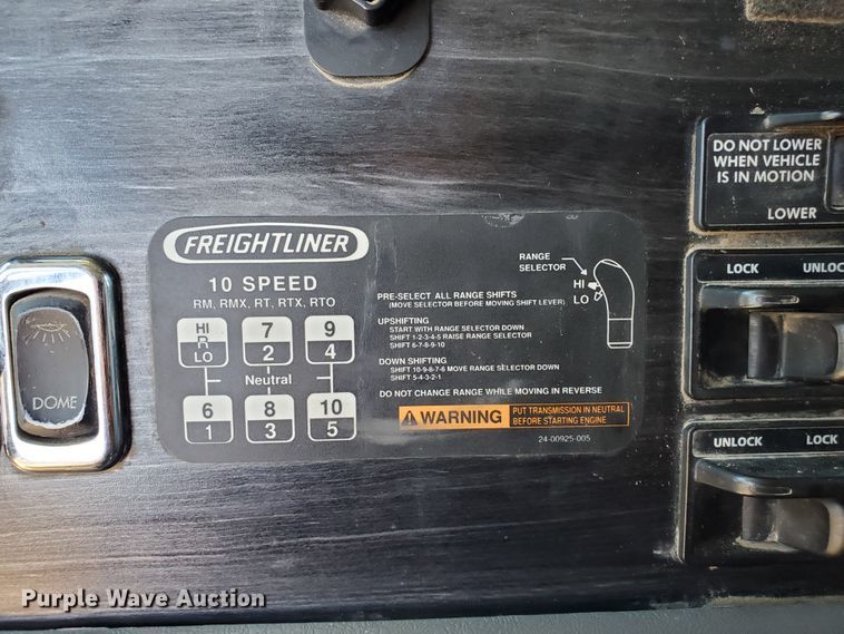 image for item GK9990 2005 Freightliner Columbia 120  semi truck