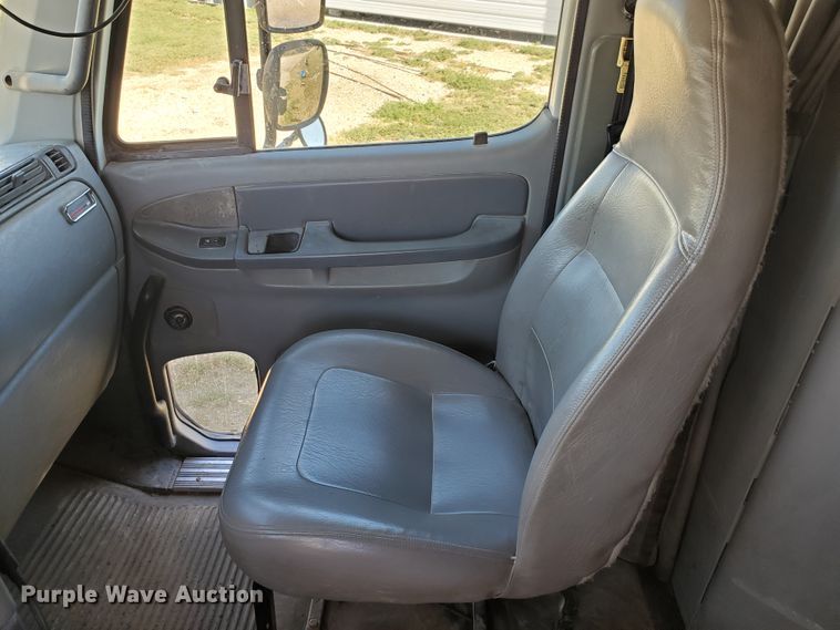 image for item GK9990 2005 Freightliner Columbia 120  semi truck