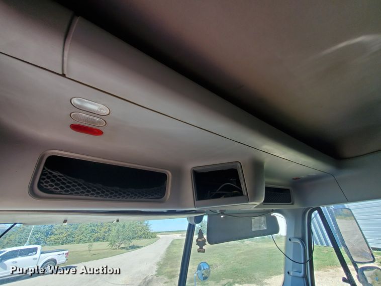 image for item GK9990 2005 Freightliner Columbia 120  semi truck