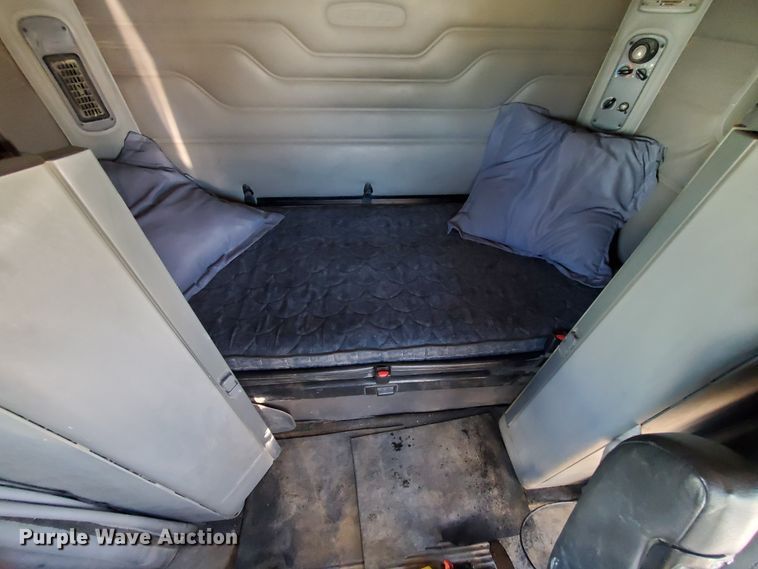 image for item GK9990 2005 Freightliner Columbia 120  semi truck