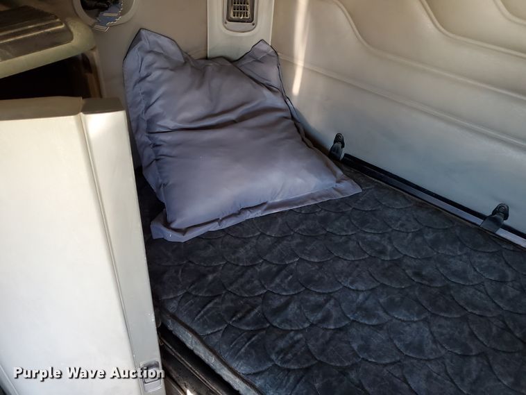 image for item GK9990 2005 Freightliner Columbia 120  semi truck