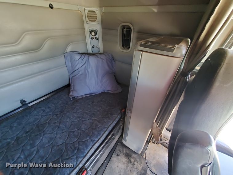 image for item GK9990 2005 Freightliner Columbia 120  semi truck