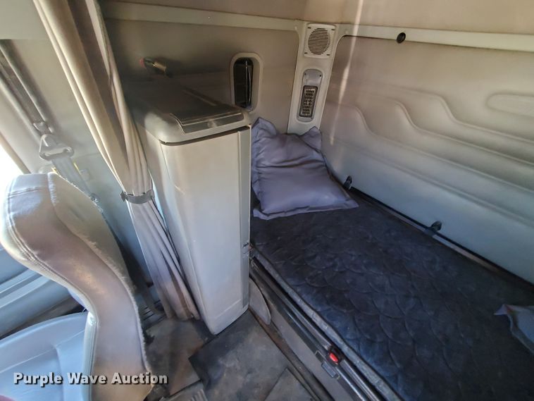 image for item GK9990 2005 Freightliner Columbia 120  semi truck