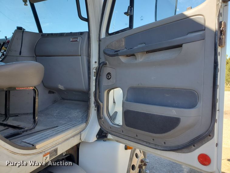 image for item GK9990 2005 Freightliner Columbia 120  semi truck