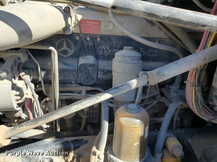 image for item GK9990 2005 Freightliner Columbia 120  semi truck