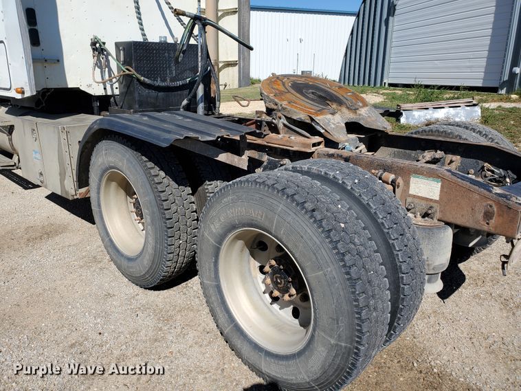 image for item GK9990 2005 Freightliner Columbia 120  semi truck