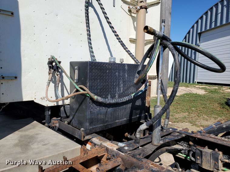 image for item GK9990 2005 Freightliner Columbia 120  semi truck