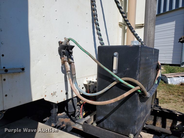 image for item GK9990 2005 Freightliner Columbia 120  semi truck