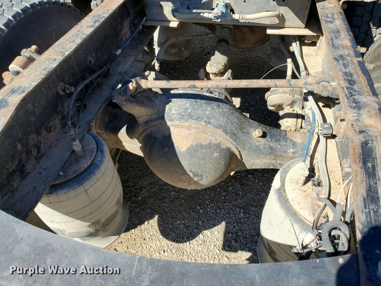 image for item GK9990 2005 Freightliner Columbia 120  semi truck