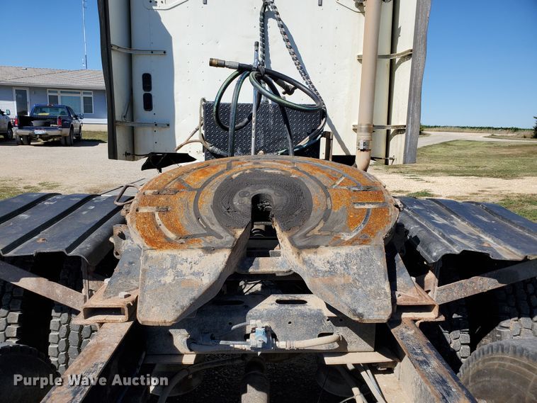 image for item GK9990 2005 Freightliner Columbia 120  semi truck