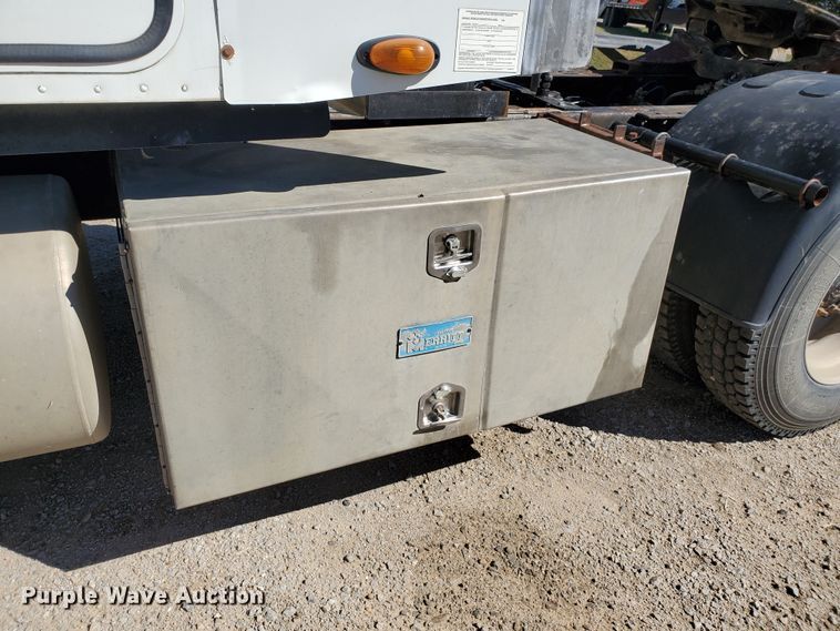 image for item GK9990 2005 Freightliner Columbia 120  semi truck