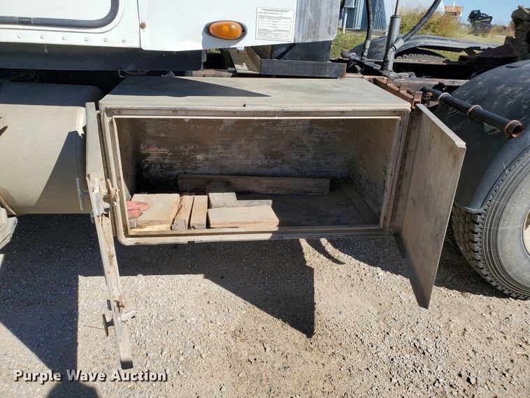 image for item GK9990 2005 Freightliner Columbia 120  semi truck