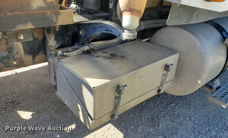 image for item GK9990 2005 Freightliner Columbia 120  semi truck