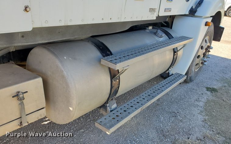 image for item GK9990 2005 Freightliner Columbia 120  semi truck