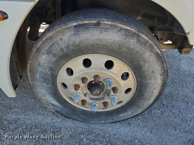 image for item GK9990 2005 Freightliner Columbia 120  semi truck