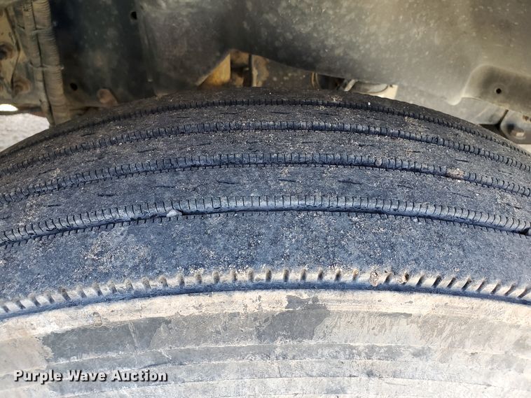 image for item GK9990 2005 Freightliner Columbia 120  semi truck