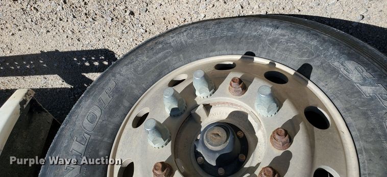 image for item GK9990 2005 Freightliner Columbia 120  semi truck