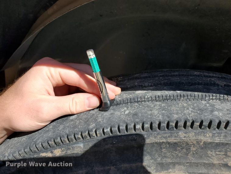 image for item GK9990 2005 Freightliner Columbia 120  semi truck