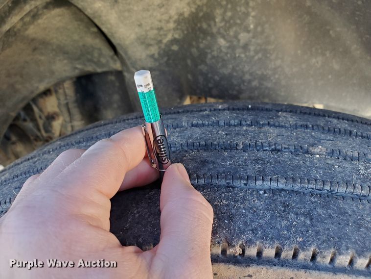 image for item GK9990 2005 Freightliner Columbia 120  semi truck