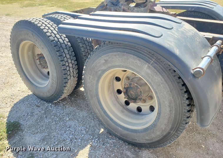 image for item GK9990 2005 Freightliner Columbia 120  semi truck