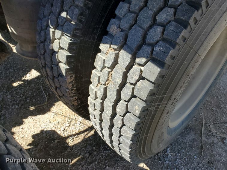 image for item GK9990 2005 Freightliner Columbia 120  semi truck