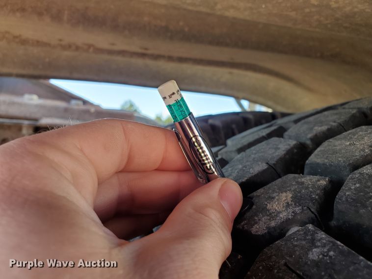 image for item GK9990 2005 Freightliner Columbia 120  semi truck