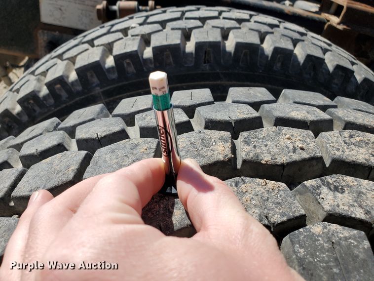 image for item GK9990 2005 Freightliner Columbia 120  semi truck