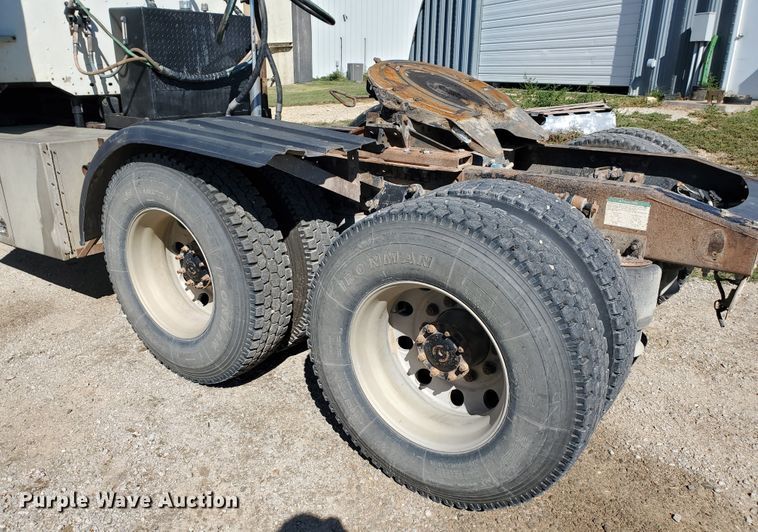 image for item GK9990 2005 Freightliner Columbia 120  semi truck