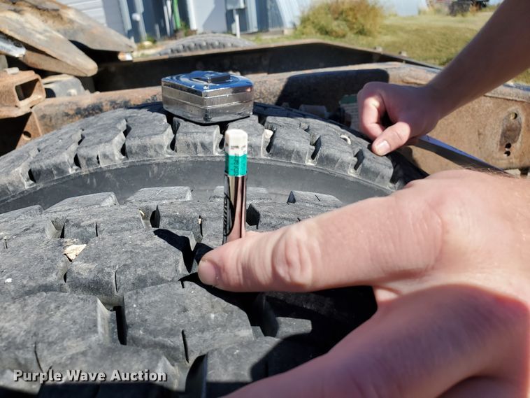 image for item GK9990 2005 Freightliner Columbia 120  semi truck